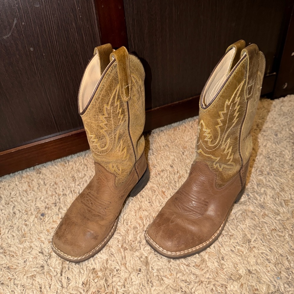 Boys size 13, Cody James cowboy boots